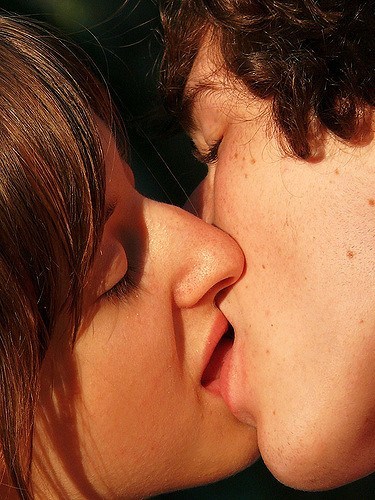 kiss her right